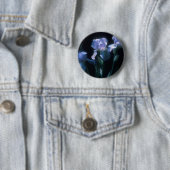 Badge Rond 5 Cm Fleurs d'Iris au Crépuscule (En situation)