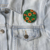 Badge Rond 5 Cm Fleurs Zinnia orange, feuilles verts sur vert fonc (En situation)