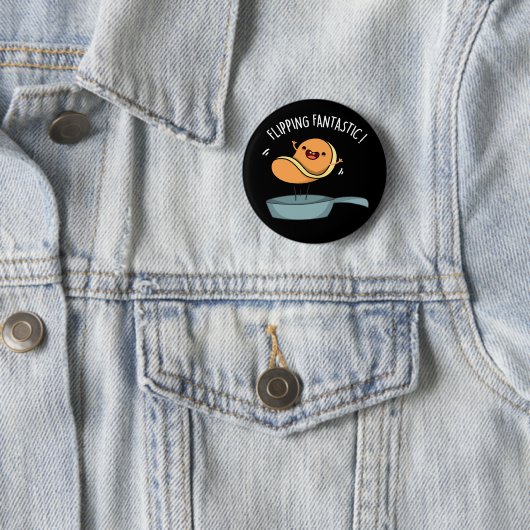 Badge Rond 5 Cm Fliastic Funny Pancake Pun Dark BG (En situation)