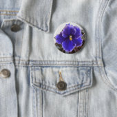 Badge Rond 5 Cm Floraison de violette africaine (En situation)