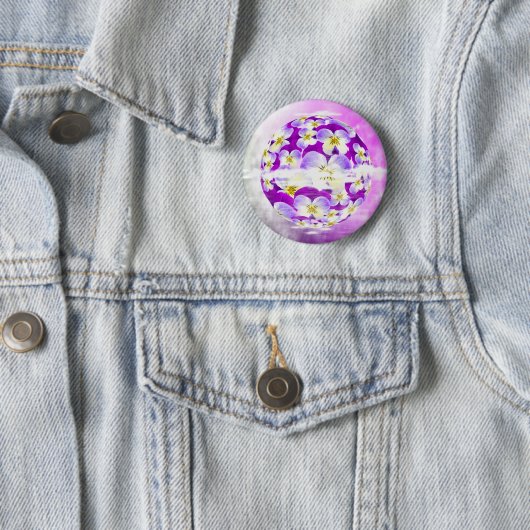 Badge Rond 5 Cm Flore motif violet simple et subtile (En situation)
