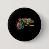 Badge Rond 5 Cm Fragile Comme Une Fleur Mais Une Bombe Féministe (Devant)