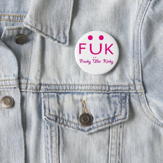 Badge Rond 5 Cm Freaky Uber Kinky (En situation)
