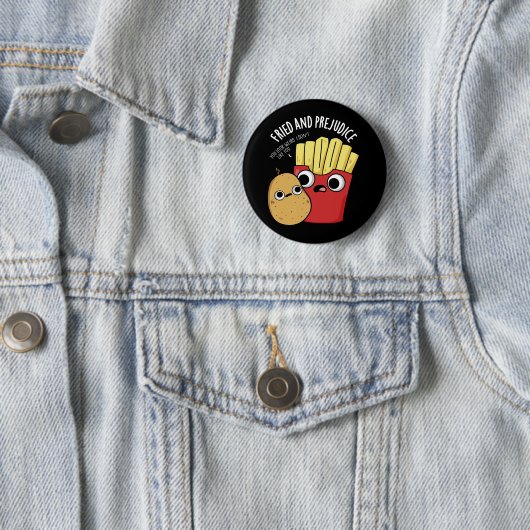 Badge Rond 5 Cm Frit Et Préjudice Funy Fries Pun Dark BG (En situation)
