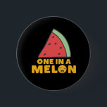 Badge Rond 5 Cm Fruit pastèque drôle et mignonne Pun One in A Melo<br><div class="desc">Un Dans Un Melon. Conception amusante et amusante de jeu de mots pour quelqu'un de spécial et digne de votre amour. Cette merchandise de pastèque mignonne et sucrée est idéale pour la journée ou la fête des pères de la mère. Parfait pour la Saint-Valentin ou la fête de l'amitié. Grand...</div>