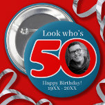 Badge Rond 5 Cm Fun 50e rouge & bleu ajoutez votre propre photo et<br><div class="desc">Un badge amusant 50e anniversaire de pin photo en rouge, et les tons bleus. Conçu pour vous pour ajouter à la photo de votre destinataire de 50e anniversaire du passé ou une photo amusante actuelle plus votre propre choix de libellé ou de nom. Un cadeau amusant pour un soixantième anniversaire....</div>