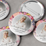 Badge Rond 5 Cm Funérailles Dans La Mémoire Amoureuse Photo Floral<br><div class="desc">Le bouton parfait pour les amis et la famille à porter à un enterrement avec une image de votre être aimé et les mots "en mémoire d'amour" et leur nom. Le design présente un design floral d'aquarelle lumineuse.</div>