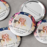 Badge Rond 5 Cm Funérailles En Mémoire Amoureuse Moody Photo Flora<br><div class="desc">Le bouton parfait pour les amis et la famille à porter à un enterrement avec une image de votre être aimé et les mots "en mémoire d'amour" et leur nom. Le design se compose d'un motif moody aquarelle floral.</div>