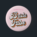 Badge Rond 5 Cm Funky Retro Vintage Mariée Tribe Bachelorette<br><div class="desc">Bouton Funky Retro Inspiré Bachelorette Party pour la tribu des mariées de la mariée - avec des couleurs joyeuses rétro et votre texte de choix. Un design amusant, coloré et heureux d'inspiration vintage avec "Bride Tribe" et texte personnalisable. Vous pouvez même changer les couleurs des lettres si vous le souhaitez...</div>