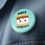 Badge Rond 5 Cm Funny Kawaii S'mores Hot Mess<br><div class="desc">Funny Kawaii S'mores Hot Mess Button - Vous serez certainement un joyeux camper après avoir joué avec ce bouton S'mores hot mess. Doté d'un délicieux et copieux gâteau au feu de camp est plus avec un visage kawaii en câlins. Brûler des calories au feu de camp n'a jamais été aussi...</div>