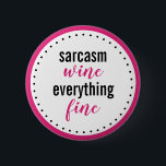 Badge Rond 5 Cm Funny Sarcasm Vin Tout Bouton fin<br><div class="desc">Bouton amusant pour les filles "Sarcasme,  vin,  tout va bien". Noir et rose chaud. La typographie à la mode.</div>
