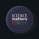 Badge Rond 5 Cm Funny Science Matters Geek et scientifique Nerd<br><div class="desc">La Science Compte. Conception scientifique inspirante pour ceux qui croient en la preuve scientifique, l'expérience de laboratoire et la recherche. Marchandises motivationnelles cool pour les professeurs de sciences, les scientifiques et les étudiants. Parfait pour geek scientifique, nerd, enseignant et étudiant qui aime la biologie, la physique et la chimie. Grand...</div>