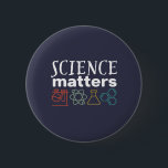 Badge Rond 5 Cm Funny Science Matters Geek et scientifique Nerd<br><div class="desc">La Science Compte. Conception scientifique inspirante pour ceux qui croient en la preuve scientifique, l'expérience de laboratoire et la recherche. Marchandises motivationnelles cool pour les professeurs de sciences, les scientifiques et les étudiants. Parfait pour geek scientifique, nerd, enseignant et étudiant qui aime la biologie, la physique et la chimie. Grand...</div>