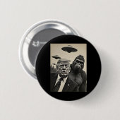 Badge Rond 5 Cm Funny Trump Bigfoot Selfie Avec Ufos Alien Étrange (Devant & derrière)
