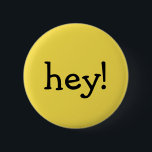 Badge Rond 5 Cm Funny Yellow hey! un mot message texte saluant<br><div class="desc">Un mot simple,  salut ! dans une jolie police noire sur un arrière - plan jaune. Vous pouvez tout customiser sur ce bouton ou l'acheter tel quel.</div>