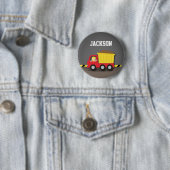 Badge Rond 5 Cm Garçon constructeur avec camion à benne rouge (En situation)