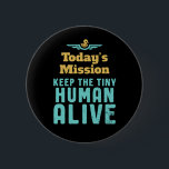 Badge Rond 5 Cm Garder le minuscule être humain vivant drôle Nouve<br><div class="desc">Mission d'aujourd'hui Garder Minuscules humains en vie. Fête des Mères et design de Fêtes des pères amusant et sarcastique pour les nouveaux parents de bébé garçon ou fille. Cool et de la marchandise géniale pour la première fois maman et papa essayer de prendre soin de leur bébé. Conception parfaite pour...</div>