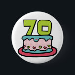 Badge Rond 5 Cm Gâteau d'anniversaire âgé de 70 ans<br><div class="desc">Célébrez l'anniversaire de votre naissance en surprenant vos amis d'anniversaire avec notre mignon gâteau d'anniversaire de dessin animé avec vos t-shirts et vêtements d'âge. Notre mignonne gâteau d'anniversaire avec vos bonbons d'âge et vos petits cadeaux d'anniversaire font de grands cadeaux d'anniversaire et des gâteries d'anniversaire pour tous les âges.</div>