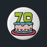Badge Rond 5 Cm Gâteau d'anniversaire âgé de 70 ans<br><div class="desc">Célébrez l'anniversaire de votre naissance en surprenant vos amis d'anniversaire avec notre mignon gâteau d'anniversaire de dessin animé avec vos t-shirts et vêtements d'âge. Notre mignonne gâteau d'anniversaire avec vos bonbons d'âge et vos petits cadeaux d'anniversaire font de grands cadeaux d'anniversaire et des gâteries d'anniversaire pour tous les âges.</div>