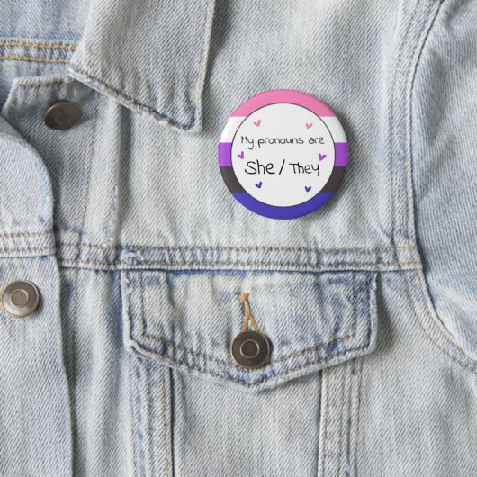 Badge Rond 5 Cm Genderfluide Elle/Ils Pronoun Pin (En situation)