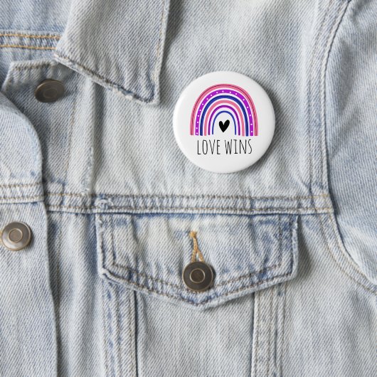 Badge Rond 5 Cm Genderfluide Pride Love Wins LGBT Rainbow Button (En situation)