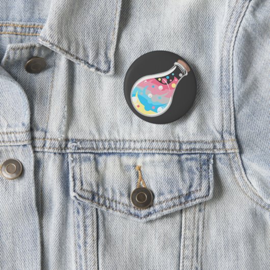 Badge Rond 5 Cm Genderflux Pride potion Button (En situation)