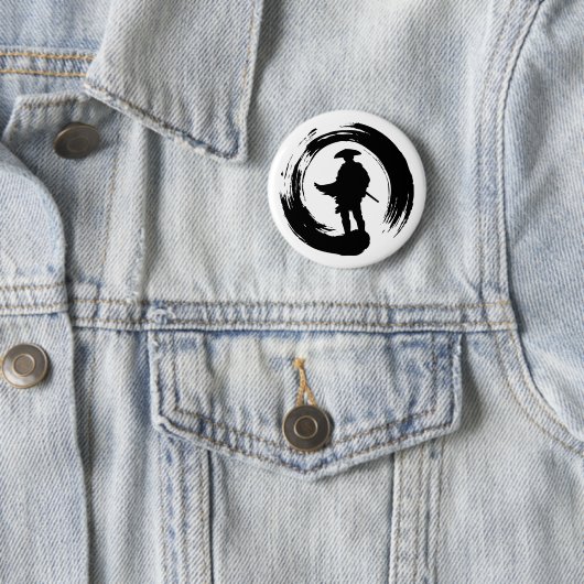 BADGE ROND 5 CM GHOST DE TSUSHIMA NINJA POSE LOGO (En situation)