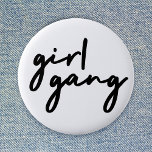 Badge Rond 5 Cm Girl Gang | Élégante puissance féminine féministe<br><div class="desc">Simple et élégant "gang de filles" citation badge dans la typographie de script minimaliste moderne en noir off pour célébrer les femmes et le pouvoir des filles! Parfaitement polyvalent pour tous les jours,  une soirée bachelorette ou un joli combo assorti pour mère et filles,  soeurs et amis!</div>