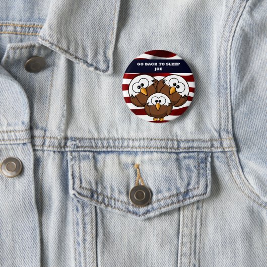 BADGE ROND 5 CM "GO BACK TO SLEEP JOE" BUTTON (En situation)