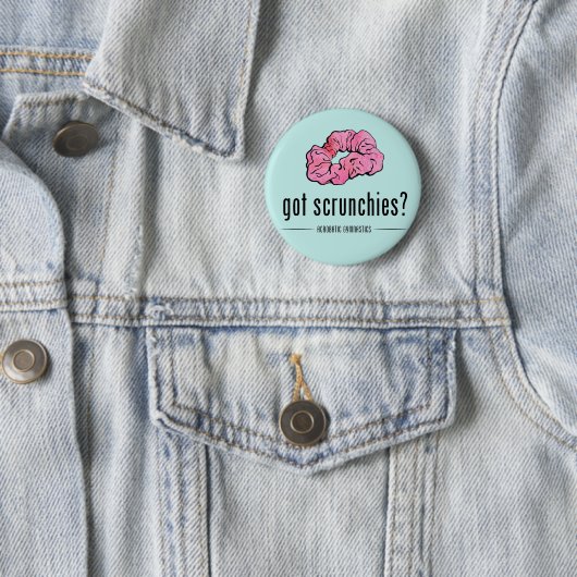 Badge Rond 5 Cm Got Scrunchies Button (En situation)