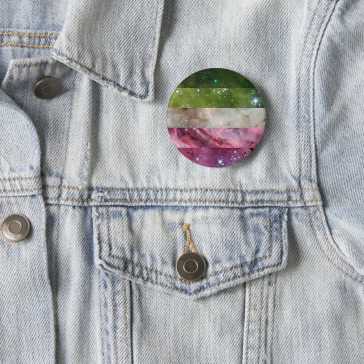 Badge Rond 5 Cm Goupille de drapeau de nébuleuse d'Abrosexual (En situation)