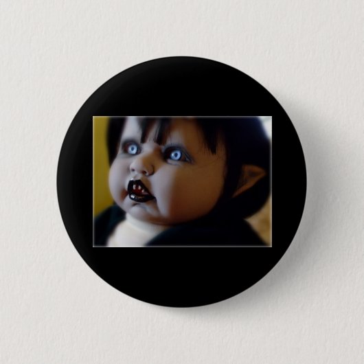 Badge Rond 5 Cm goupille de poupée d'horreur (Devant)