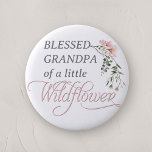 Badge Rond 5 Cm Grand-père de petite Fleur sauvage bébé fille douc<br><div class="desc">Célébrez l'arrivée prochaine de votre petit avec notre "Pin à boutons de douche pour fille Fleur sauvage rose", un complément parfait à tout baby shower avec son charmant thème fleur sauvage et rose. Cette épingle à boutons magnifiquement conçue comporte le mot "Fleur sauvage" en calligraphie classique et élégante, ornée d'un...</div>
