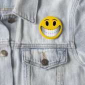 Badge Rond 5 Cm Grand visage jaune de sourire (En situation)