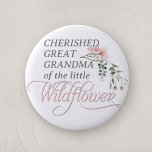 Badge Rond 5 Cm Grande grand-mère d'un petit Baby shower Fleur sau<br><div class="desc">Célébrez l'arrivée prochaine de votre petit avec notre "Pin à boutons de douche pour fille Fleur sauvage rose", un complément parfait à tout baby shower avec son charmant thème fleur sauvage et rose. Cette épingle à boutons magnifiquement conçue comporte le mot "Fleur sauvage" en calligraphie classique et élégante, ornée d'un...</div>