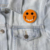 BADGE ROND 5 CM GRIMACE HEUREUSE ORANGE (En situation)
