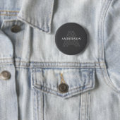 Badge Rond 5 Cm Gris foncé Rétro Moderne Monogramme Nom (En situation)