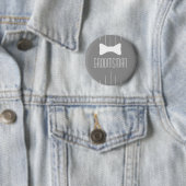 Badge Rond 5 Cm Groomsman White Bowtie 2 (En situation)
