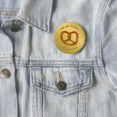 Badge Rond 5 Cm Gros bretzel salé - or look plus votre texte amusa (En situation)