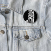 Badge Rond 5 Cm Gros plan Cheval blanc noir en nuit (En situation)
