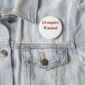 Badge Rond 5 Cm Groupies Recherchées (En situation)