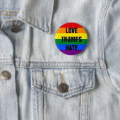 Badge Rond 5 Cm Haine d'atouts d'amour - bouton (En situation)