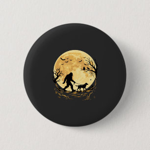 Badge Rond 5 Cm Halloween Bigfoot Labrador marchant sous la pleine