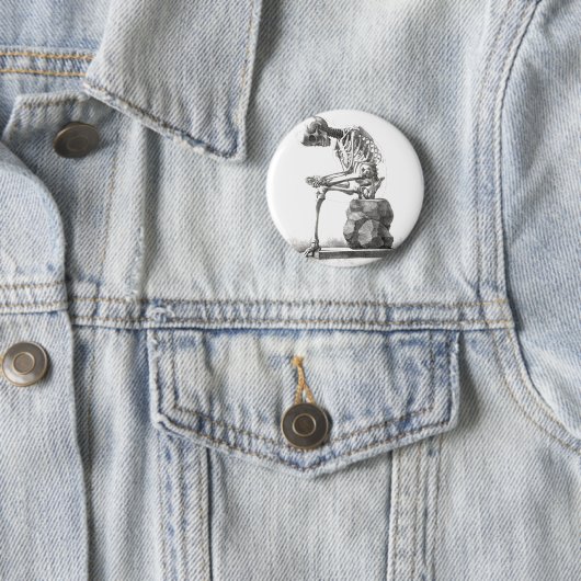 Badge Rond 5 Cm Halloween squelette assis anatomie (En situation)