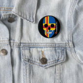 Badge Rond 5 Cm HANDSKULL Åland, Happy skull, drapeau d'Åland (En situation)