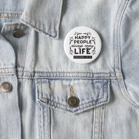 Badge Rond 5 Cm Happy Life with Faith – Proverbs 15:15 Art (En situation)