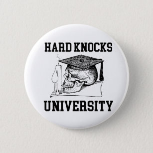 Badge Rond 5 Cm HARD KNOCKS UNIVERSITY - School of Hard Knocks