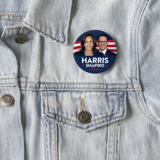 BADGE ROND 5 CM HARRIS SHAPIRO 2024 (En situation)