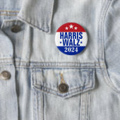 Badge Rond 5 Cm Harris Walz 2024 Campagne Rouge Bleu (En situation)