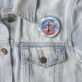 Badge Rond 5 Cm Has Risen Rugged Cross With Clouds (En situation)